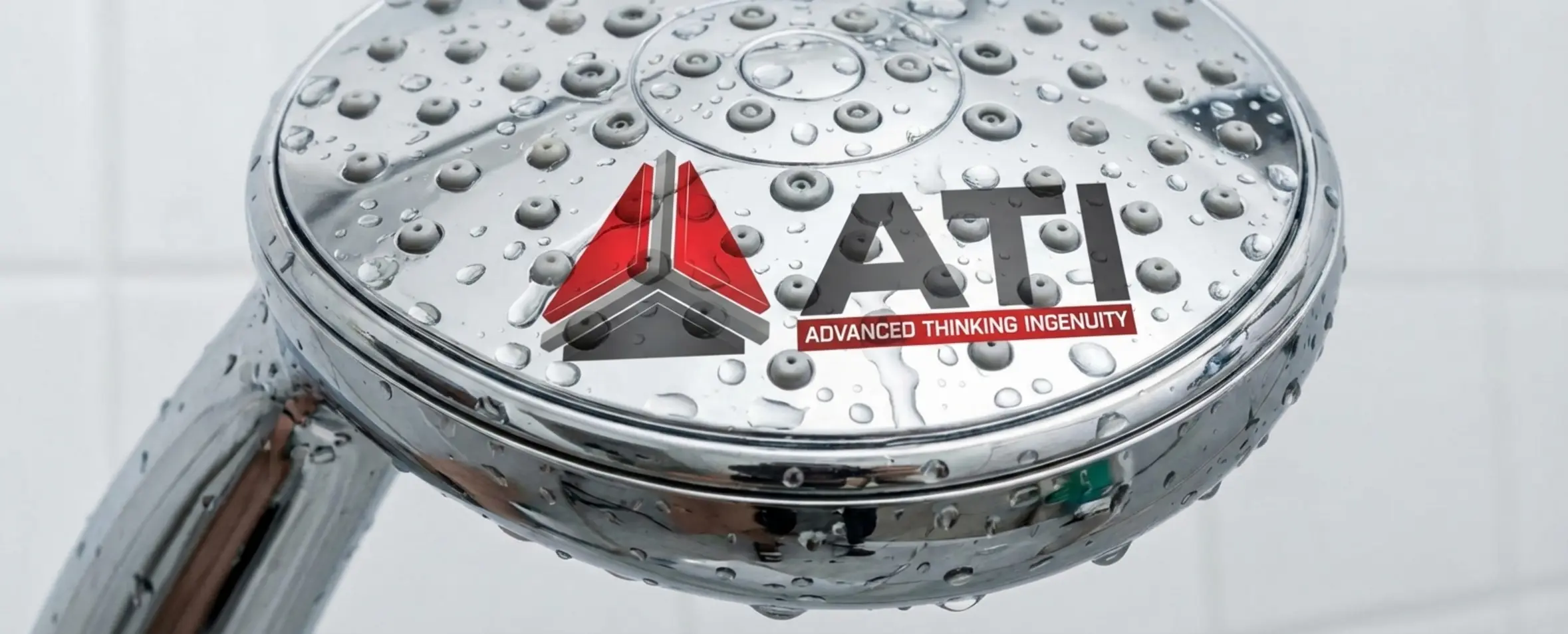 תקריב של ראש מקלחת מודרני מרובה פתחי מים, המצופה כרום מבריק במיוחד. טיפות מים זולגות על הכרום מבלי להשאיר כתמי חלודה, מה שממחיש את העמידות הגבוהה של הציפוי בתנאי לחות ומים קבועים בחדר הרחצה.