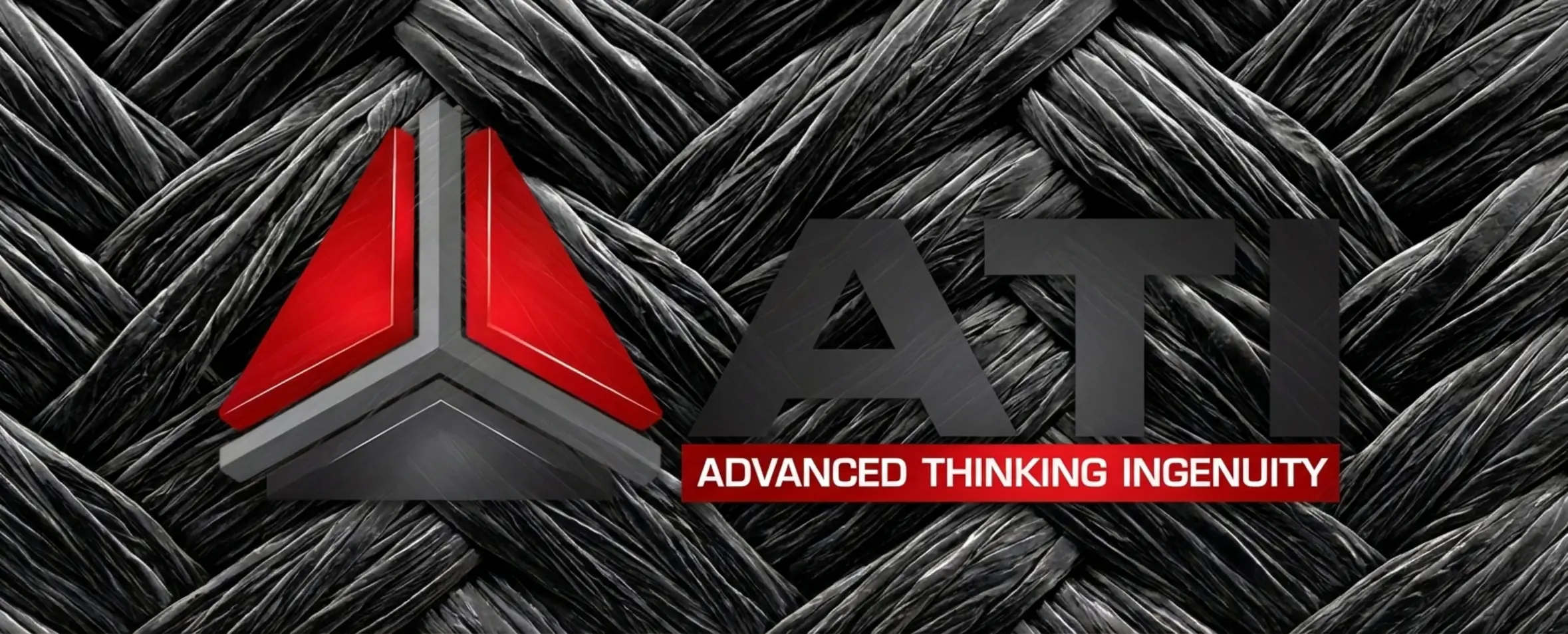 צילום תקריב מוגדל תחת מיקרוסקופ אלקטרוני המציג את המבנה השזור המדויק של סיבי פחמן, ממחיש את המבנה הגבישי הצפוף והטקסטורה השחורה המבריקה של החומר במצבו הגולמי